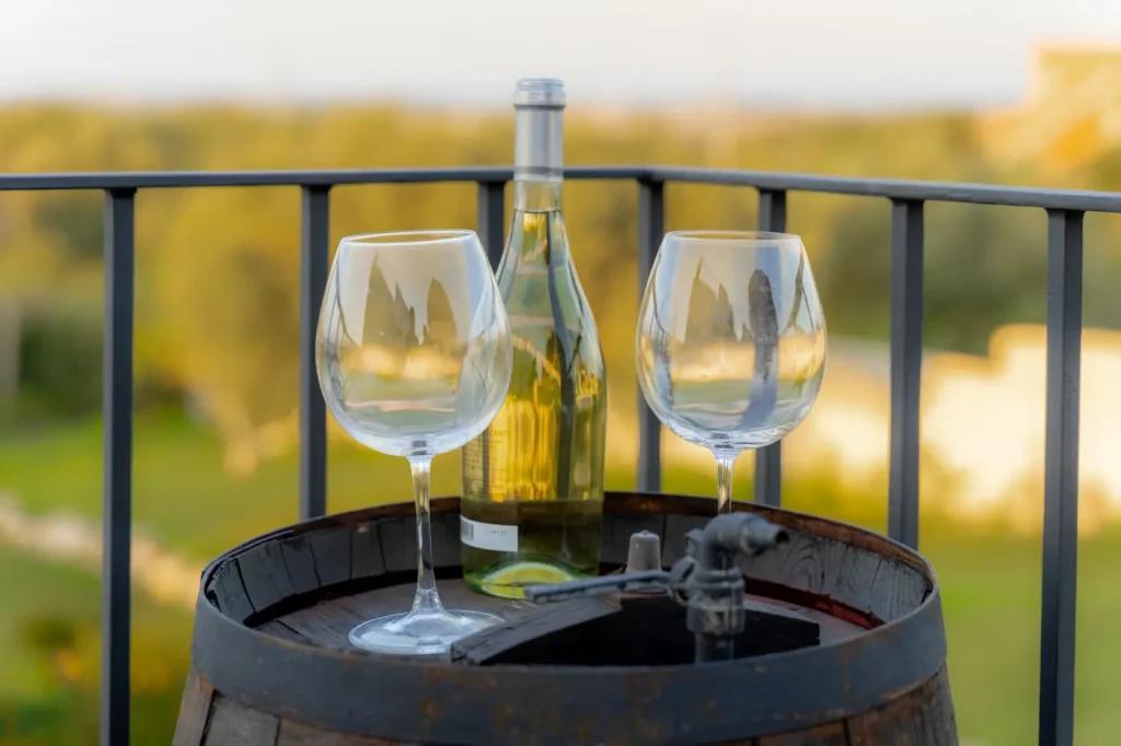 Dettaglio romantico con calici di vino sul terrazzo panoramico in Sicilia