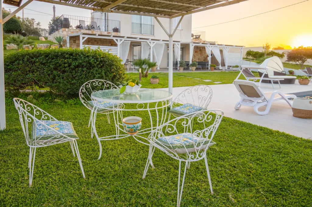 Giardino con piscina privata nella villa in affitto a Marzamemi