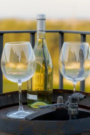 Dettaglio romantico con calici di vino sul terrazzo panoramico in Sicilia