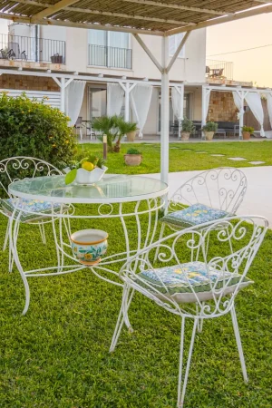 Giardino con piscina privata nella villa in affitto a Marzamemi